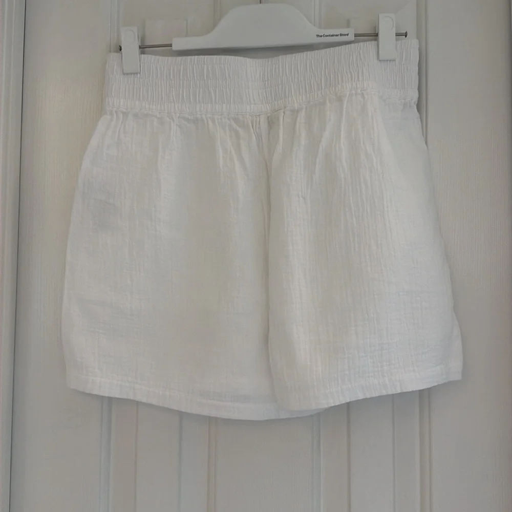 Boden linen shorts. White. Elastic waist. Size 8